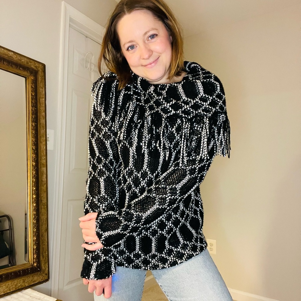 3/$25 Black and White Pullover Sweater

Size: X-large
